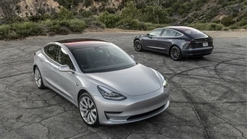 La nuova Model 3 è in arrivo? Tesla intensifica la liquidazione dell'inventar...