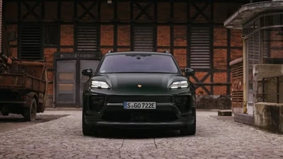 Porsche continuerà a produrre modelli a benzina e ibridi